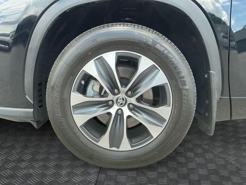 Used 2023 Toyota Highlander XLE FWD image 14