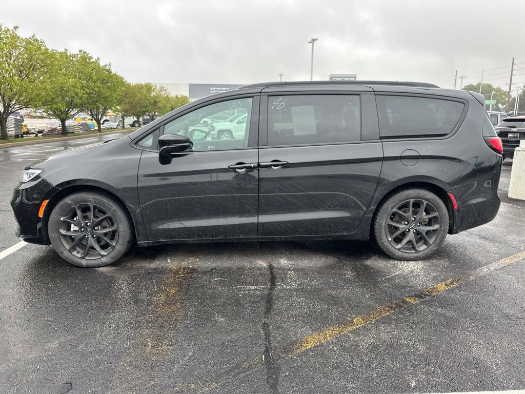 Used 2025 Chrysler Pacifica Limited FWD image 2
