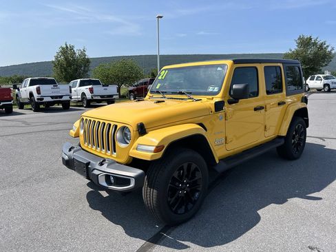Used 2021 Jeep Wrangler Unlimited Sahara w/ Dual Top Group AWD/4WD image 3