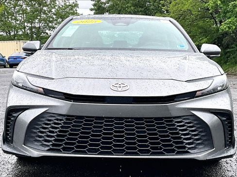 Used 2025 Toyota Camry SE FWD image 3