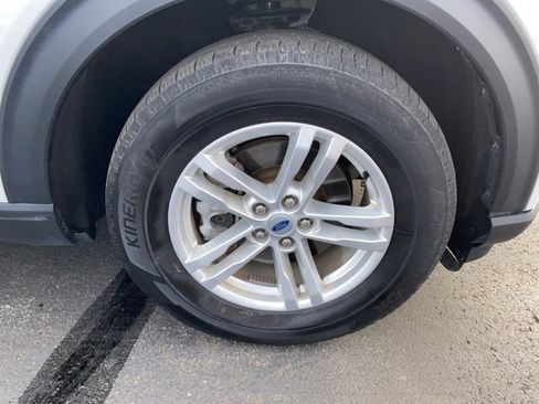 Certified 2022 Ford Explorer XLT w/ Equipment Group 202A image 9