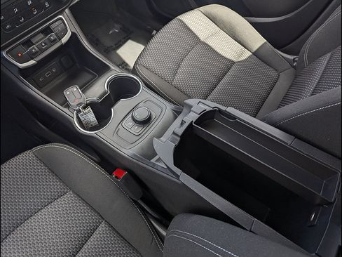 Used 2024 GMC Terrain SLE FWD image 32