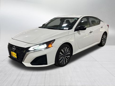 Used 2025 Nissan Altima 2.5 SV FWD image 3