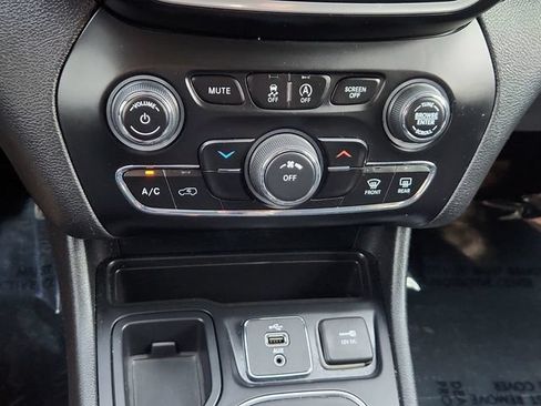 Used 2019 Jeep Cherokee Latitude w/ Popular Appearance Group FWD image 38