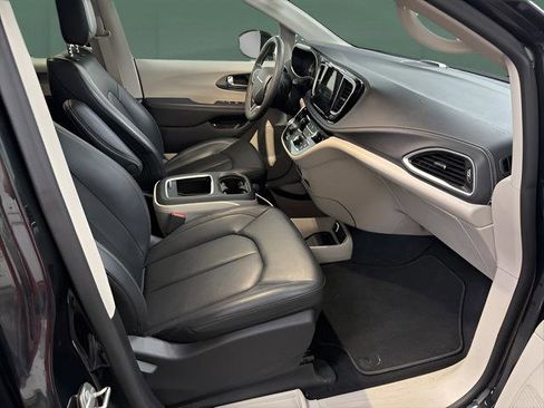Used 2024 Chrysler Pacifica Select image 18
