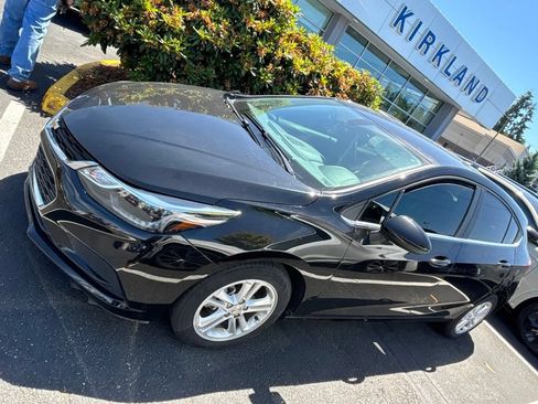 Used 2018 Chevrolet Cruze LT FWD image 1