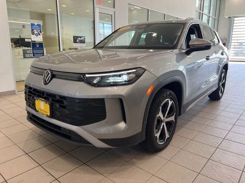 Certified 2025 Volkswagen Tiguan SE AWD/4WD image 3