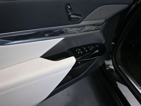 Used 2023 BMW 740i image 11