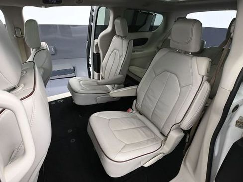 Used 2020 Chrysler Pacifica Limited FWD image 38
