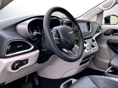 Certified 2024 Chrysler Pacifica Touring-L image 18