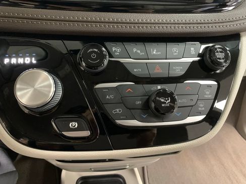 Certified 2021 Chrysler Pacifica Touring-L w/ Uconnect Theater Family Group FWD image 22