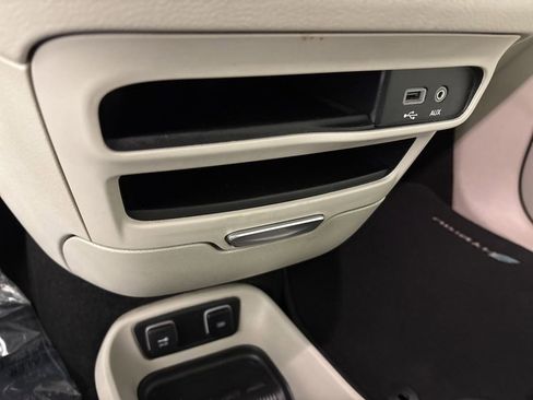 Used 2018 Chrysler Pacifica Touring Plus image 35