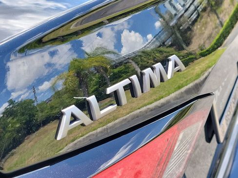 Used 2025 Nissan Altima 2.5 SV FWD image 5