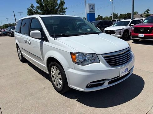 Used 2014 Chrysler Town & Country Touring FWD image 3