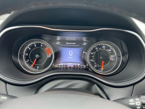 Used 2019 Jeep Cherokee Limited w/ Luxury Group AWD/4WD image 12