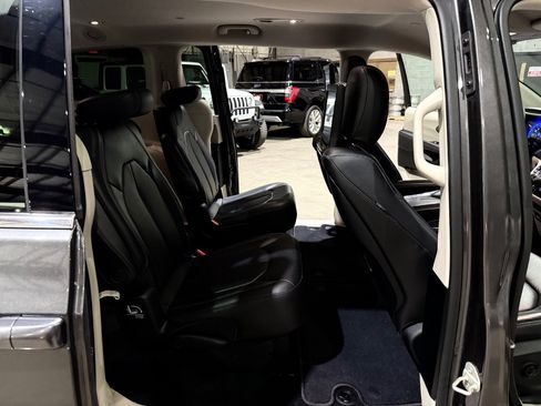 Used 2018 Chrysler Pacifica Touring-L Plus w/ Advanced Safetytec Group FWD image 18
