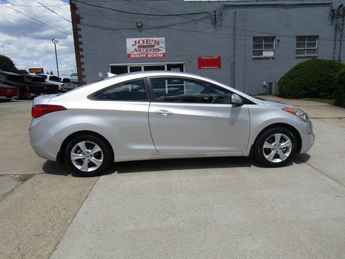 Used 2013 Hyundai Elantra FWD image 6