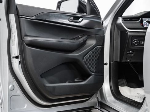 New 2025 Jeep Grand Cherokee Altitude image 34