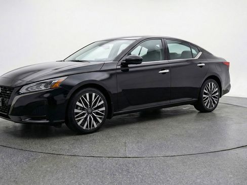 Used 2025 Nissan Altima 2.5 SV FWD image 3