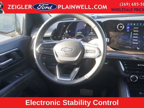 Used 2025 Chevrolet Suburban Z71 image 16