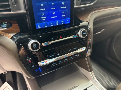 Used 2021 Ford Explorer King Ranch w/ Premium Technology Package image 15