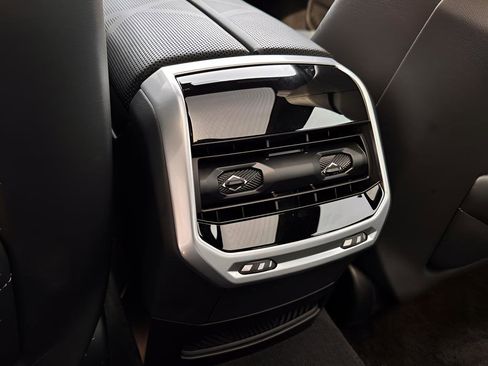 Used 2025 BMW 760i xDrive w/ Executive Package image 26