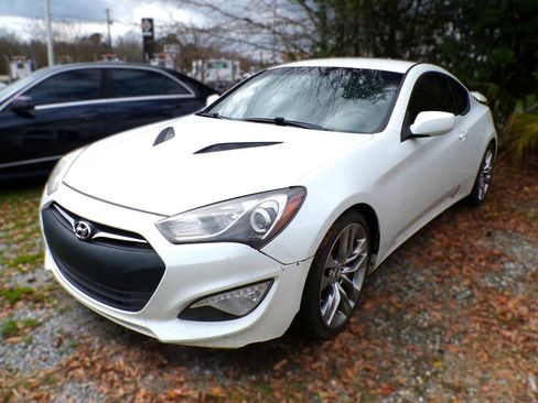 Used 2013 Hyundai Genesis 3.8 image 3