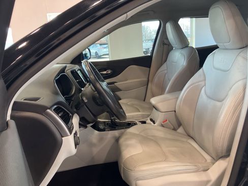 Used 2019 Jeep Cherokee Limited w/ Technology Group AWD/4WD image 10