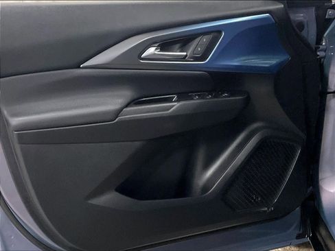 Used 2025 Chevrolet Equinox EV LT w/ Convenience Package image 9