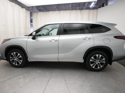 Used 2025 Toyota Highlander XLE AWD/4WD image 24