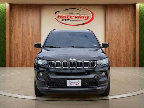 Used 2025 Jeep Compass Latitude AWD/4WD image 2