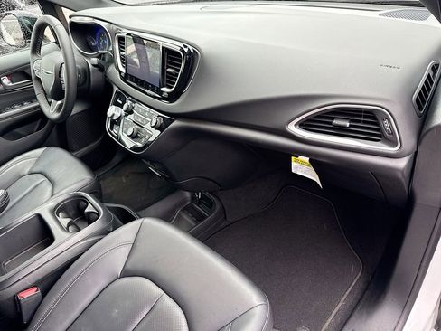 Used 2026 Chrysler Pacifica Select image 34