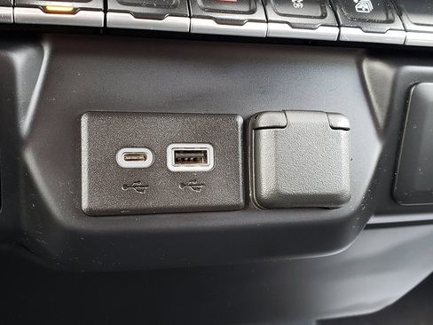 Used 2022 Chevrolet Silverado 1500 LT image 24