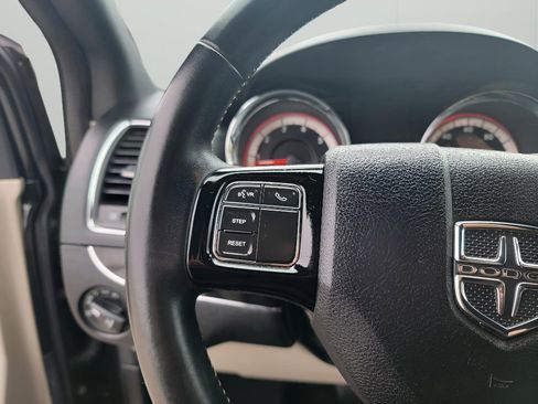 Used 2018 Dodge Grand Caravan SXT image 15
