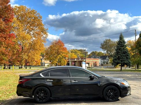Used 2017 Nissan Altima 2.5 SR w/ Midnight Edition Package FWD image 7
