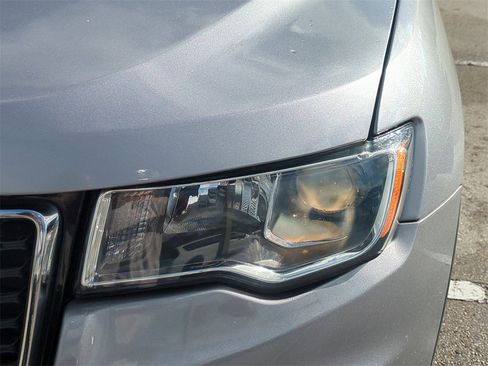 Used 2021 Jeep Grand Cherokee Laredo image 11