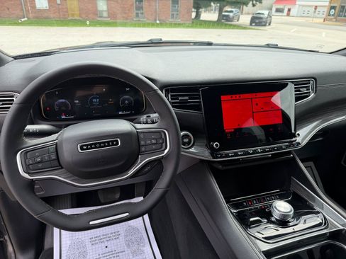 Used 2022 Jeep Wagoneer Series III w/ Convenience Group I AWD/4WD image 11