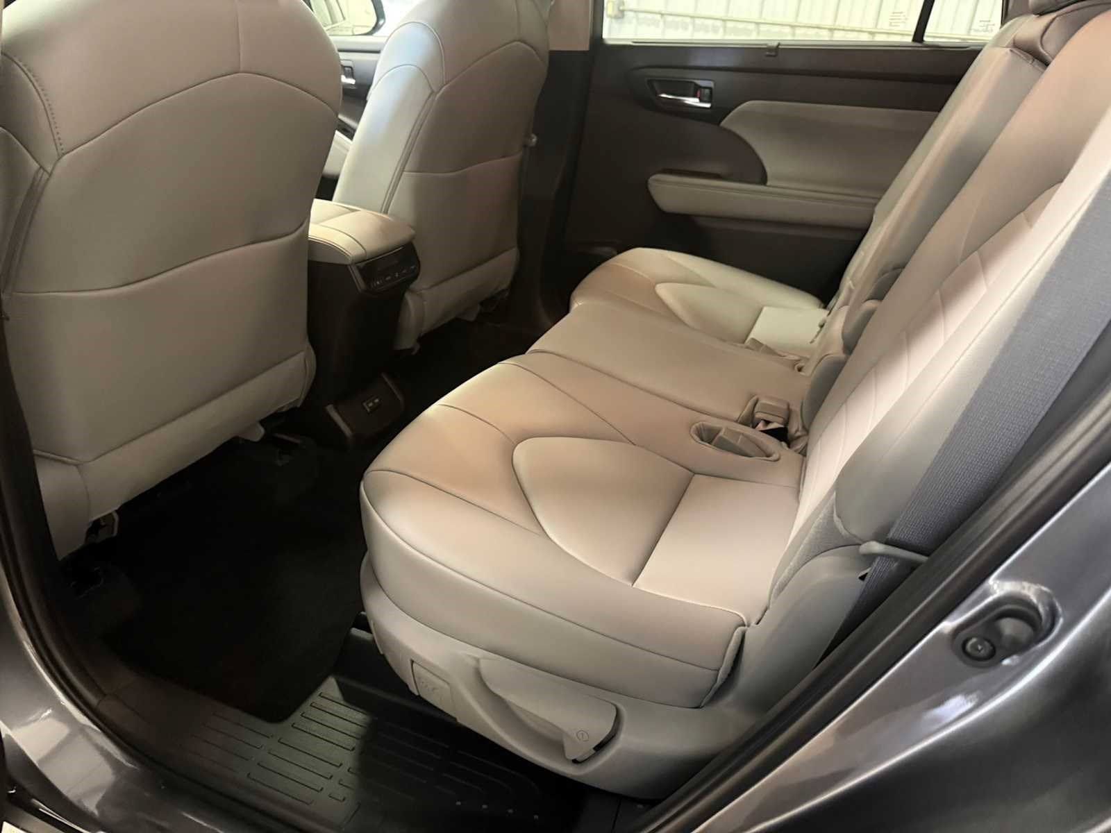 Used 2024 Toyota Highlander XLE AWD/4WD image 23