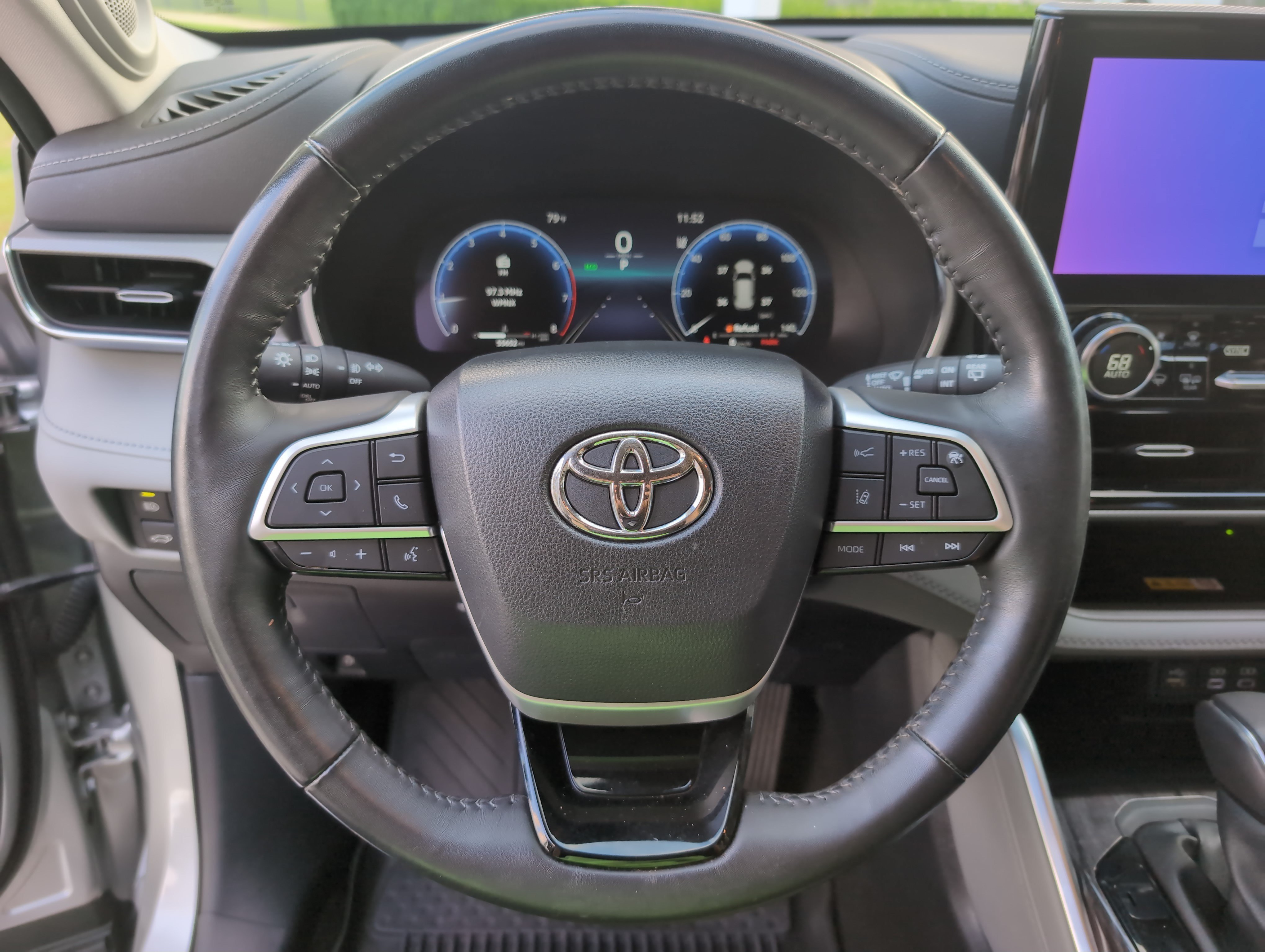 Used 2023 Toyota Highlander Platinum FWD image 18