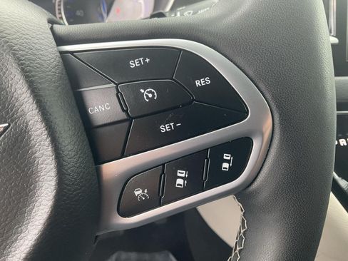 Used 2024 Chrysler Pacifica Touring-L FWD image 23