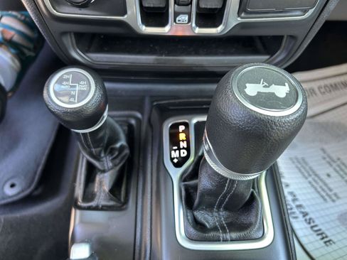 Used 2025 Jeep Wrangler Unlimited Sahara AWD/4WD image 24