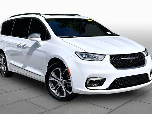 Used 2022 Chrysler Pacifica Pinnacle AWD/4WD image 3