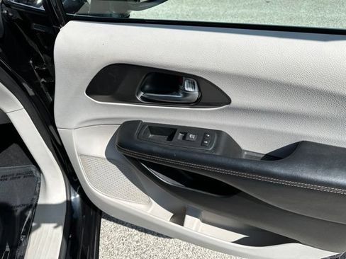 Used 2020 Chrysler Pacifica Touring-L Plus FWD image 14