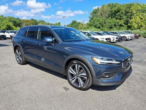 Certified 2023 Volvo V60 B5 Cross Country Plus image 1