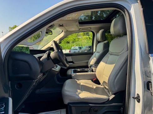 Used 2025 Ford Expedition Active AWD/4WD image 25