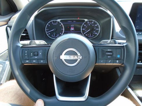 Used 2023 Nissan Rogue SV FWD image 15