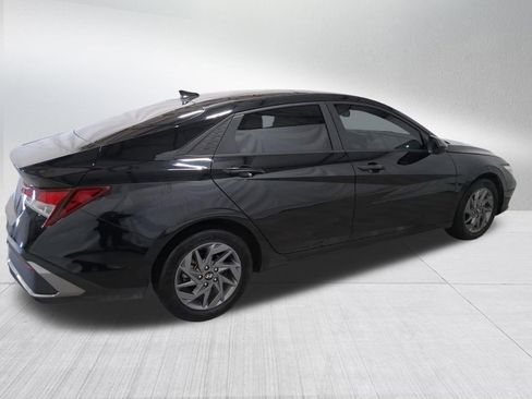 Used 2024 Hyundai Elantra SEL FWD image 5
