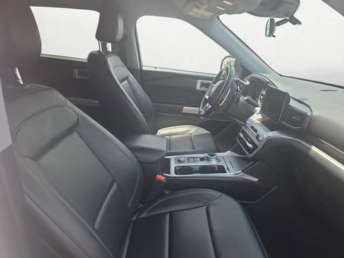 Used 2022 Ford Explorer XLT w/ Equipment Group 202A AWD/4WD image 15