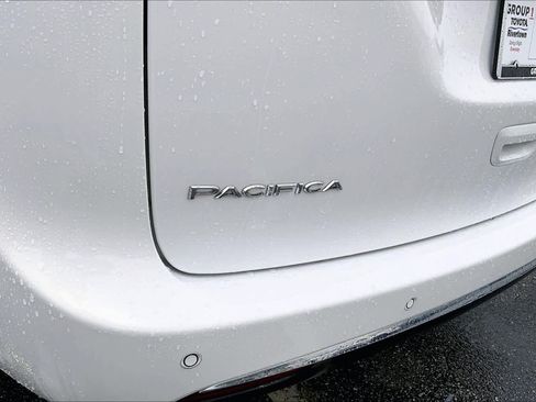 Used 2024 Chrysler Pacifica Touring-L FWD image 30