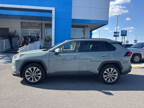 Used 2021 Toyota RAV4 XLE Premium image 4